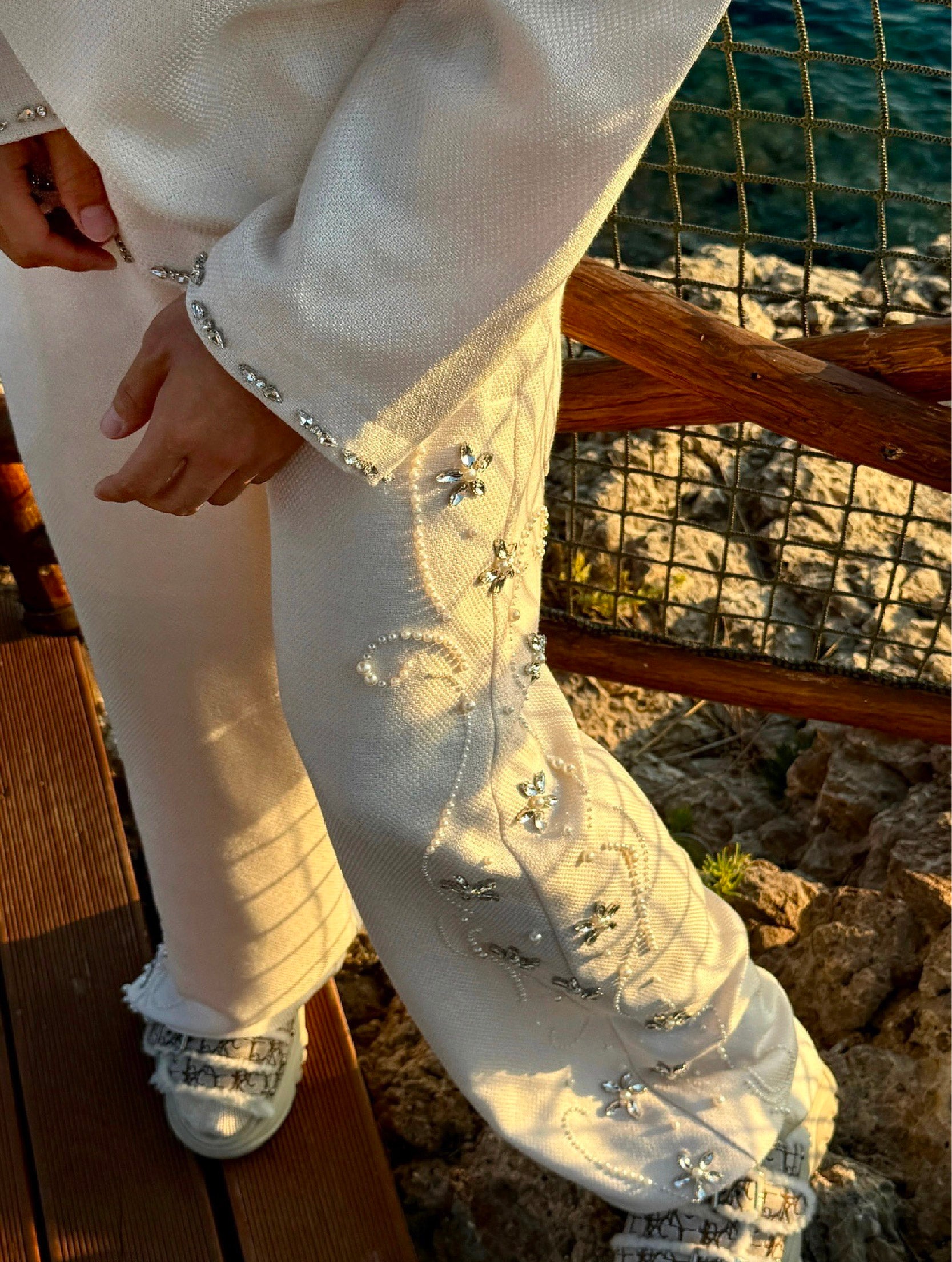 DIAMOND EMBELLISHED FLORAL KNIT PANT IN WHT