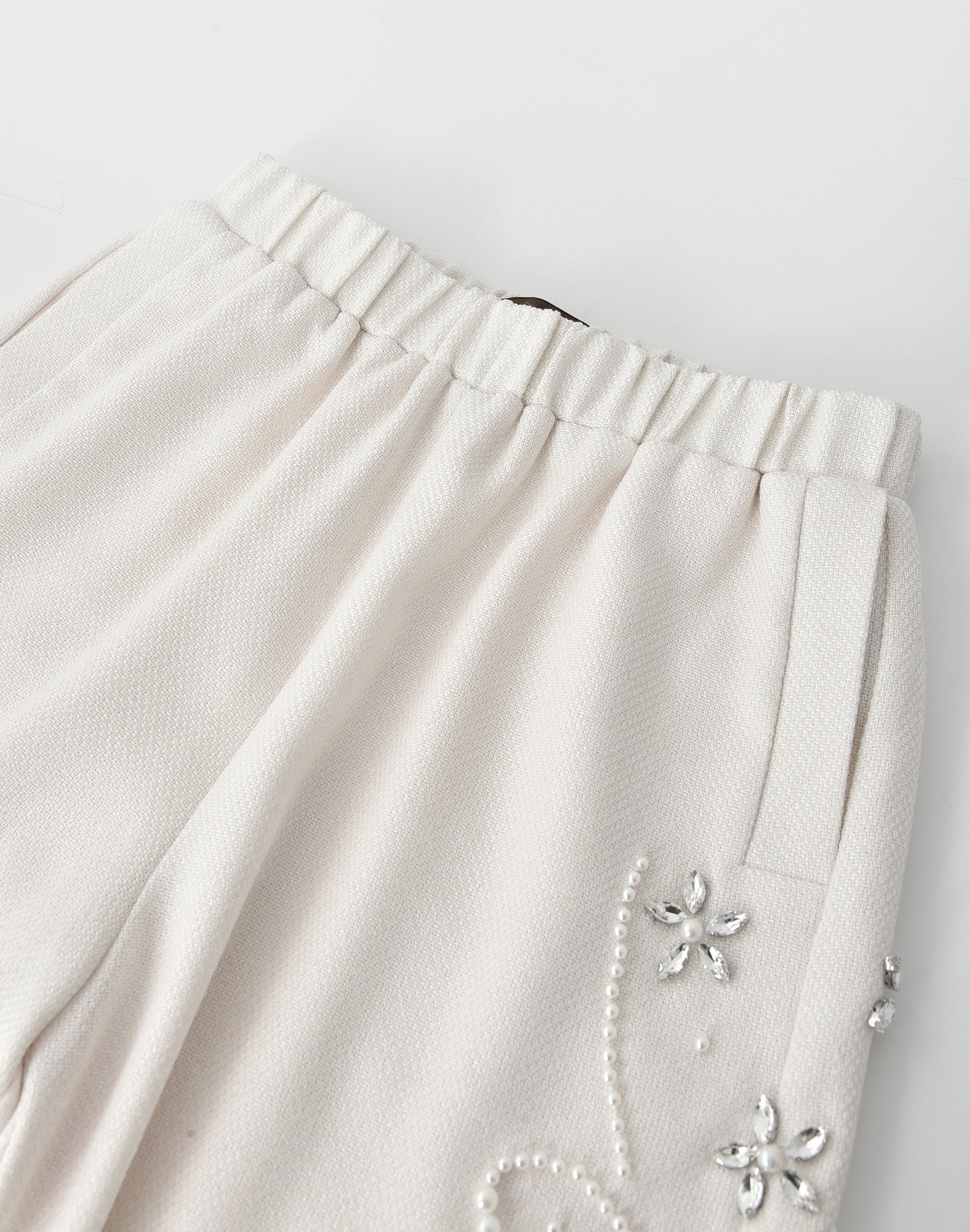 DIAMOND EMBELLISHED FLORAL KNIT PANT IN WHT