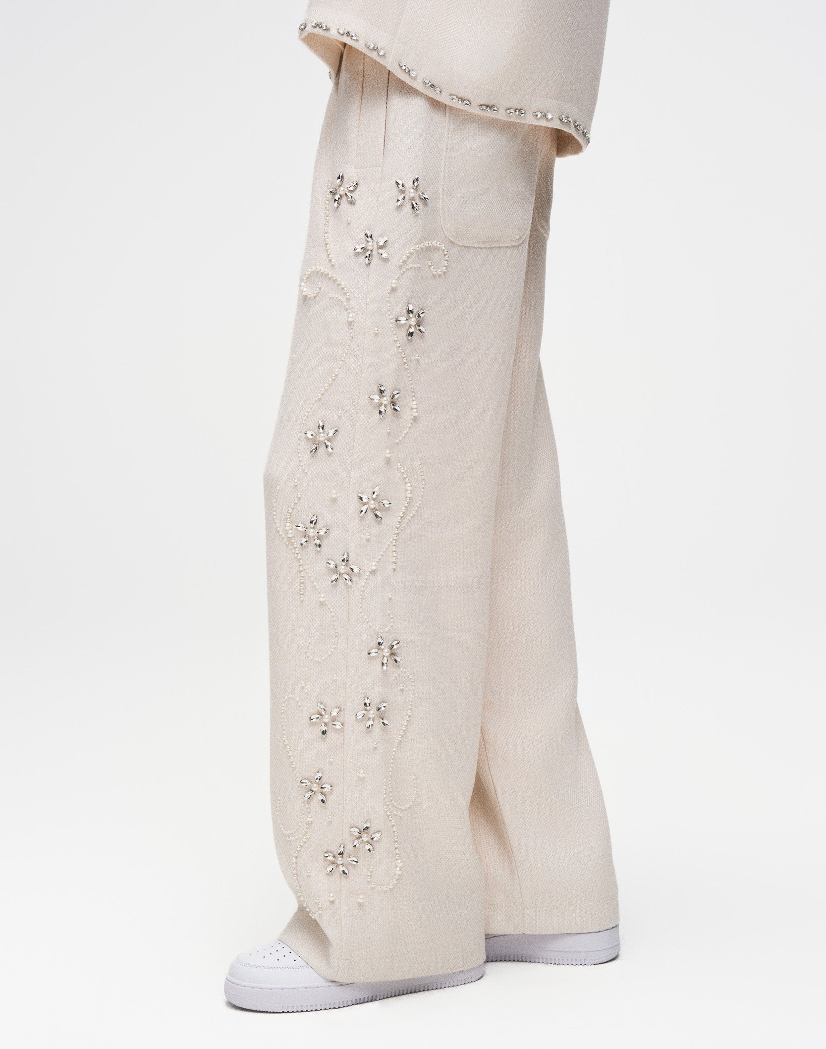 DIAMOND EMBELLISHED FLORAL KNIT PANT IN WHT