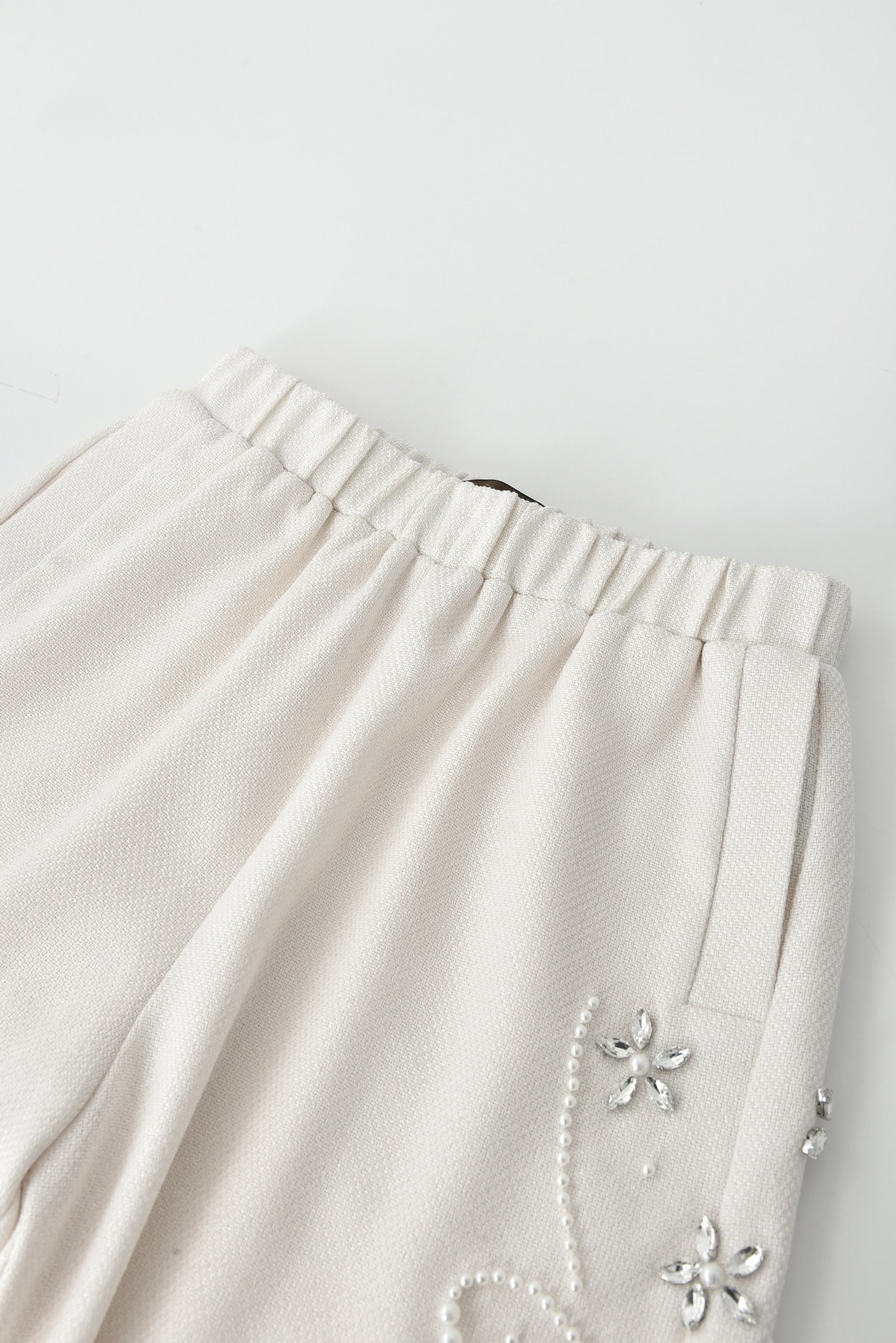 DIAMOND EMBELLISHED FLORAL KNIT PANT IN WHT