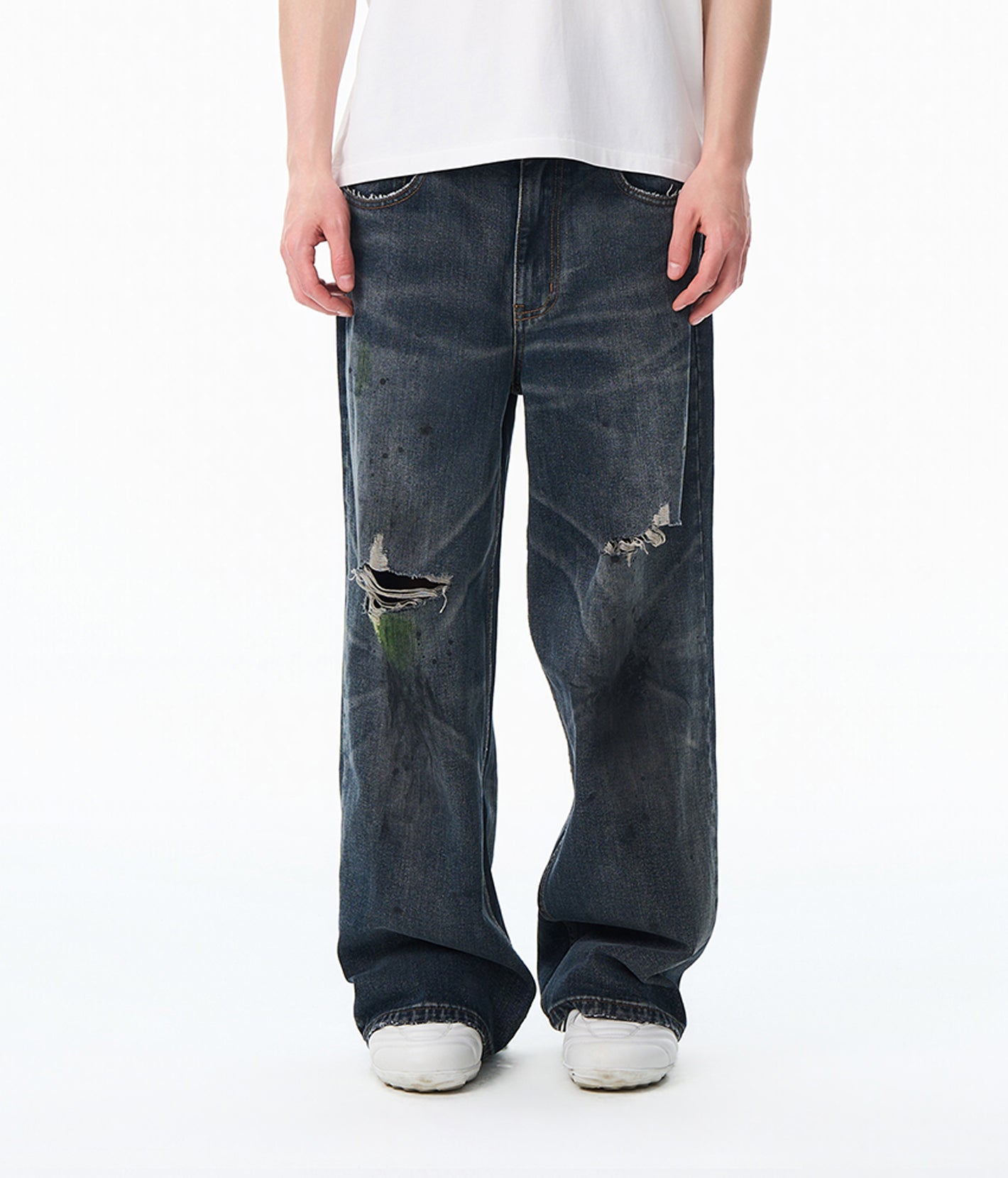 Knee Slide Distressed Jeans