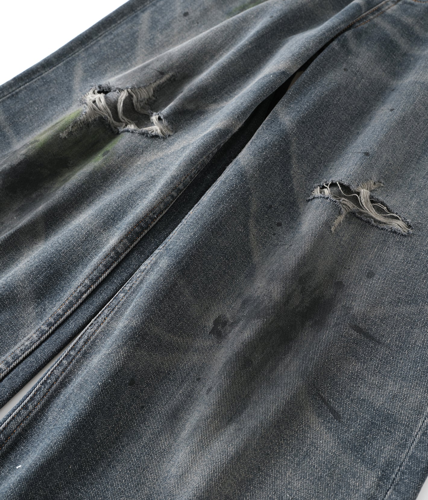 Knee Slide Distressed Jeans